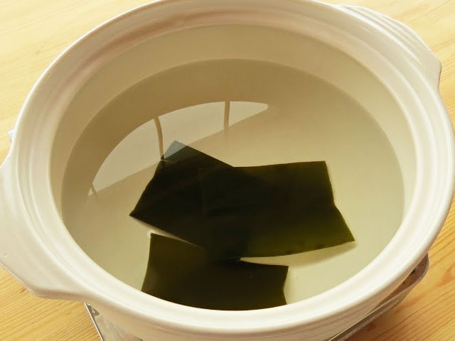鍋に張った水で昆布をつける