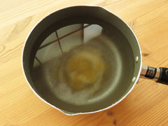 鍋に水1リットルと残りの塩大さじ1、砂糖大さじ1を入れる。
