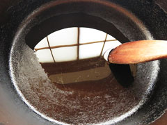 鍋にサラダ油小さじ1とごま油小さじ1を入れる。