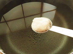 沸かしている湯に塩を加える。