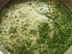 かき混ぜながらモロヘイヤのスープを煮込む。