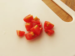 小さくダイスカットしたミニトマト。