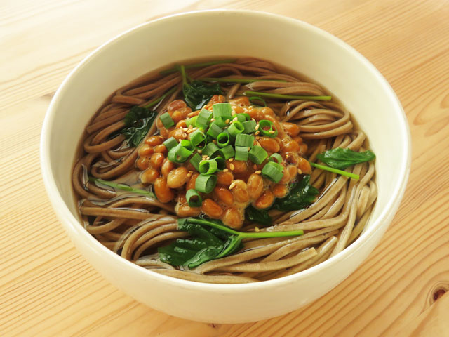 冷たい納豆そばと温かい納豆そば