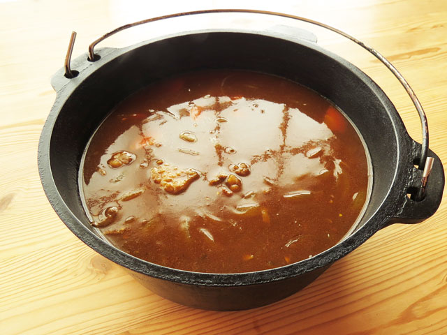 鍋に入った牛すじカレー