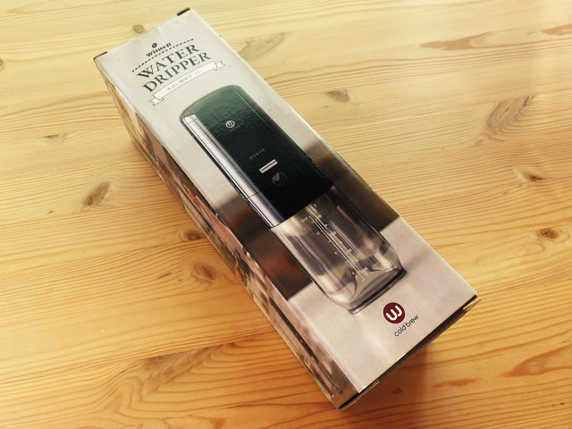 テーブルに置かれた、Wiswell Water Dripper 水出しコーヒーメーカーの箱