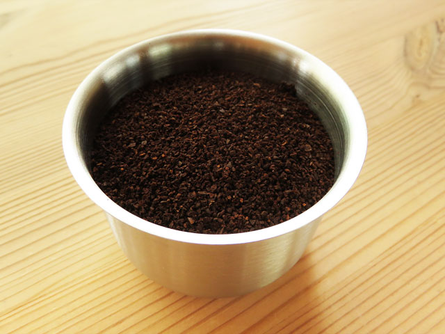 コーヒー豆を入れたコーヒーバスケット