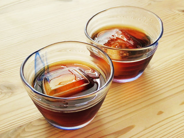 ガラスのカップに入った水出しコーヒー