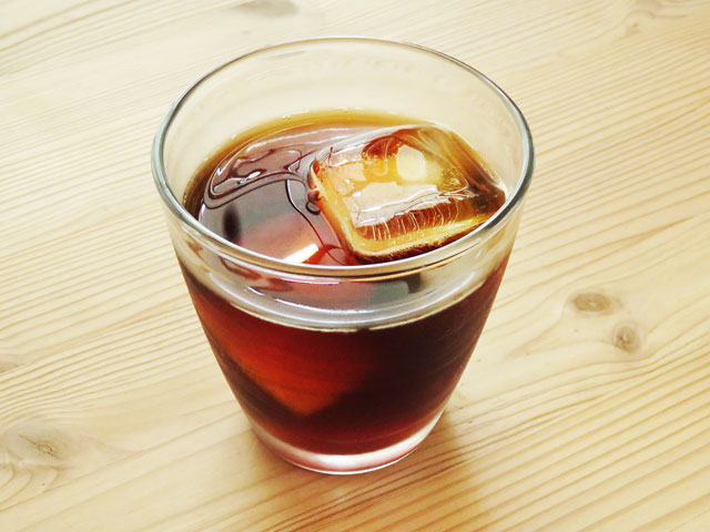 ガラスのカップに入った水出しコーヒー