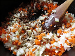 ひき肉にみじん切りにした野菜とケチャップ、砂糖を入れて炒める