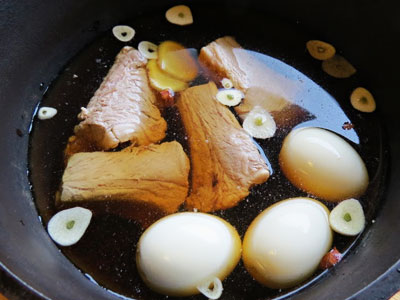鍋に入れたスペアリブとコーラ、ゆで卵、ニンニク、生姜、八角