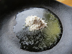 フライパンに入った溶けたバターと小麦粉