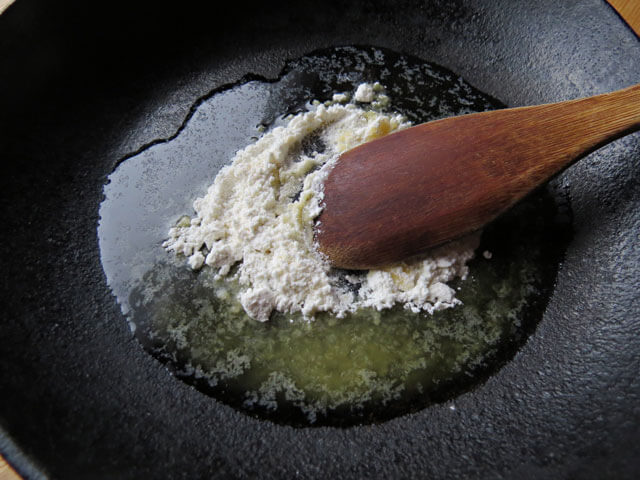 フライパンにバターを溶かし、小麦粉を入れる