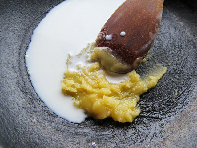 バターと小麦粉を練りながら牛乳を入れる