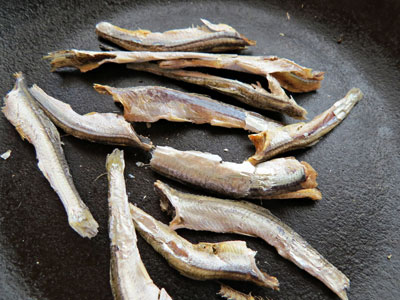 煮干しの下処理、軽く煎る-自家製、魚介つけ麺の作り方