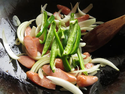 野菜とソーセージを炒める