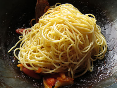 具を炒めているフライパンに前日茹でたパスタ麺を入れる