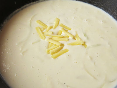 ホワイトソースにチーズを入れる