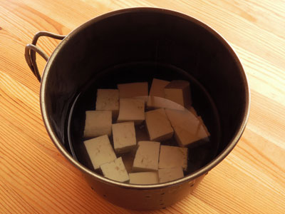 鍋で下茹でしている木綿豆腐
