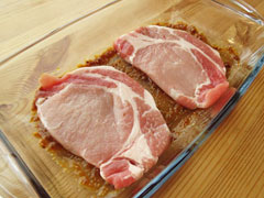 豚肉に味噌床を塗る