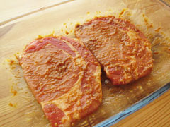満遍なく味噌床を塗った豚肉