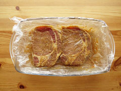 ラップを密着させた豚肉