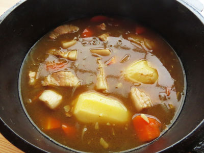 煮込んでいる鍋に即席カレールーを入れる