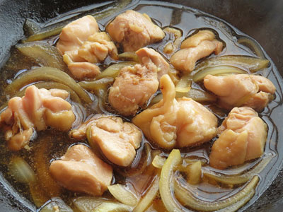 火の通った鶏肉とタマネギ