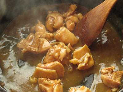 残りカレーと鶏肉に火を通す