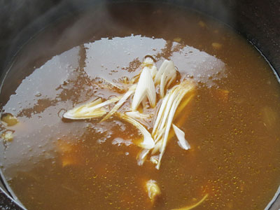 カレーつゆにネギを入れる