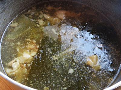 煮込んで完成した濾す前のラーメンスープ