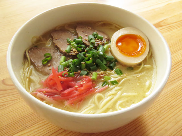 自家製 九州 博多とんこつラーメン 家庭で作る豚骨ラーメンとチャーシュー 味玉 煮玉子レシピ 作り方