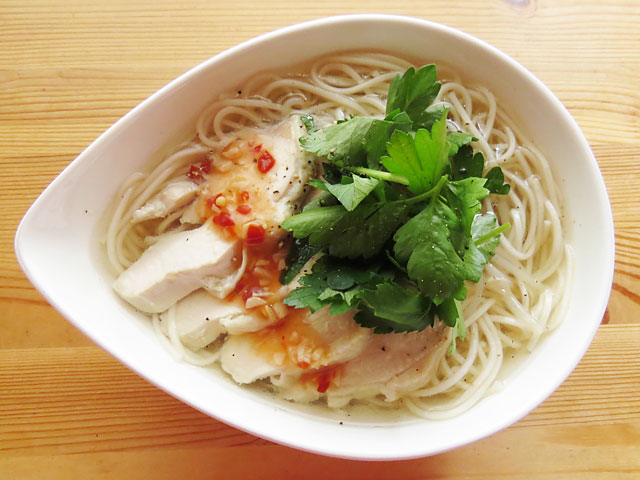炊飯器を使って鶏胸肉のスープで作る簡単ベトナムフォー