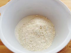 小麦粉を入れる