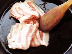 油を引いた鍋で豚肉を炒める
