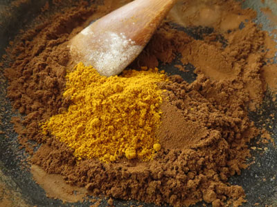 色のついた小麦粉にカレー粉を入れる