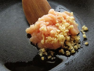 ひき肉を炒める-鶏そぼろ豆腐の作り方/レシピ