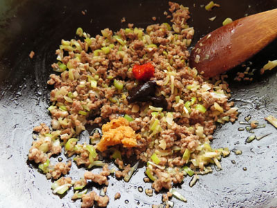 豆板醤と甜麺醤/テンメンジャンを入れて炒める