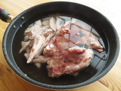 鶏ガラの血抜き-自家製、魚介つけ麺の作り方