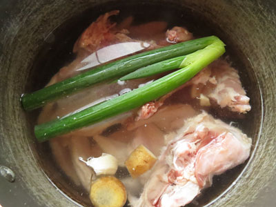 スープを煮込む-自家製、魚介つけ麺の作り方