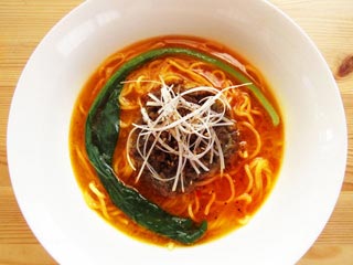 豚骨スープの本格担々麺