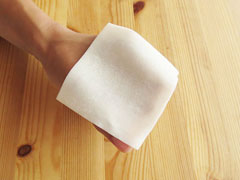 包み方の手順2-シュウマイの皮を手の輪っかに乗せる