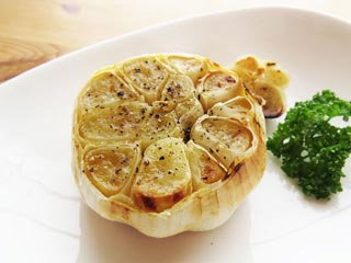 丸ごとニンニクのホイル焼き物