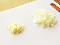 玉ねぎ、ニンニクをみじん切りにする-基本のトマトソースの作り方/レシピ