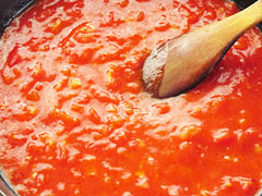 トマト缶を煮込む-基本のトマトソースの作り方/レシピ