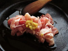 生姜と豚肉を炒める