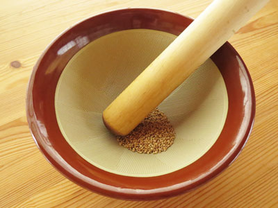 胡麻とピーナツをすりおろす-汁なし担々麺のレシピ/作り方