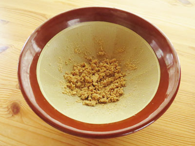 胡麻とピーナツをすりおろす-汁なし担々麺のレシピ/作り方