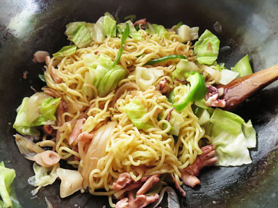 麺を炒める-オイスターソースで作る焼きそば