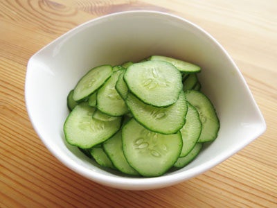 ボウルに入れた薄く小口切りにしたきゅうり