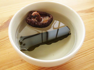 昆布と干椎茸を水に戻す